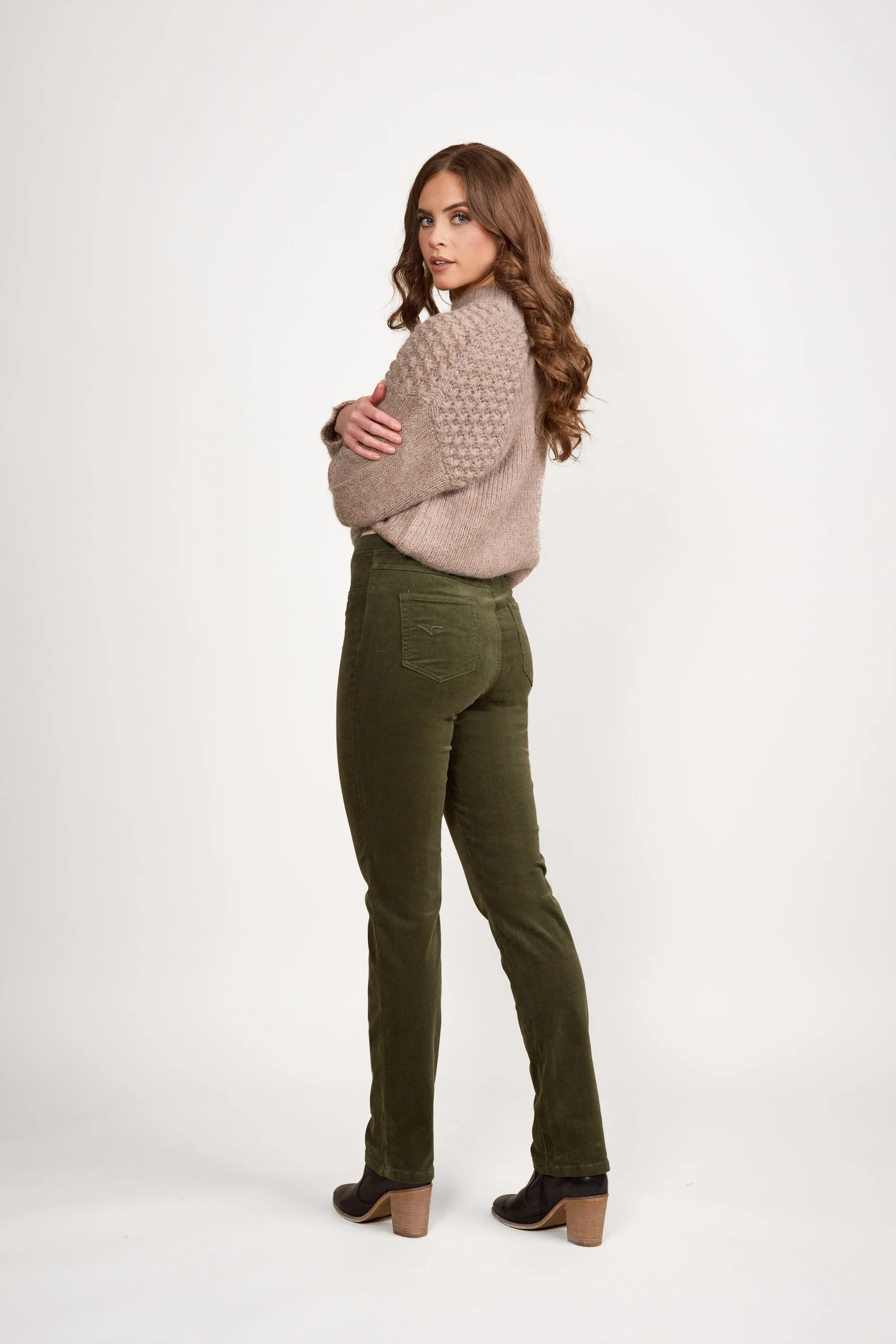 234M slim leg pinwale cord pant